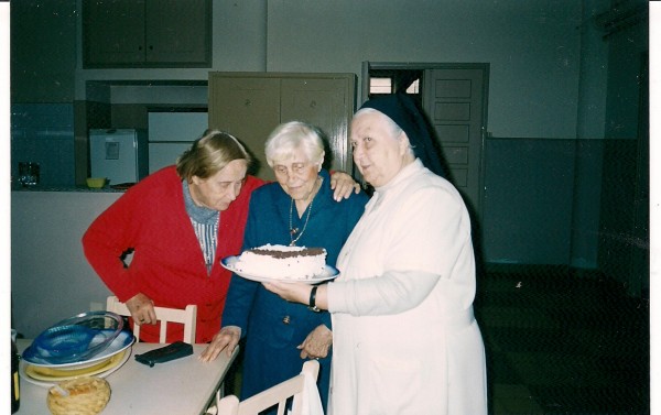 Gladys, Ma. Esther y Susana Hughes Guillemette cumple sSana en el convento del Cerrito
